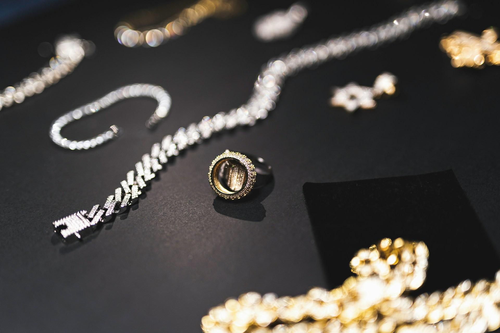 Abstrakcyjne krzywe na tle nieba